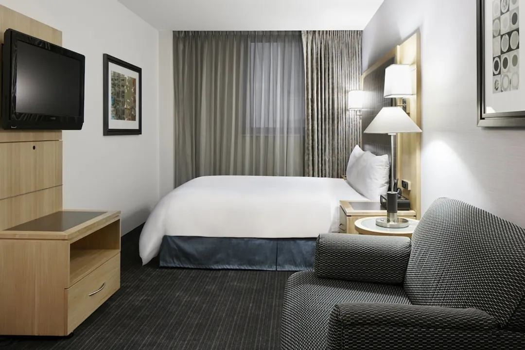 世界中心酒店-套房, 1 張加大雙人床及 1 張梳化床 (One Room with Sofa Bed)-7