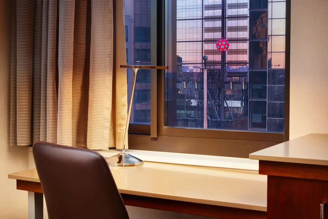 紐約時代廣場希爾頓酒店-客房, 1 張特大雙人床, 轉角 (Times Square View, High Floor)-1