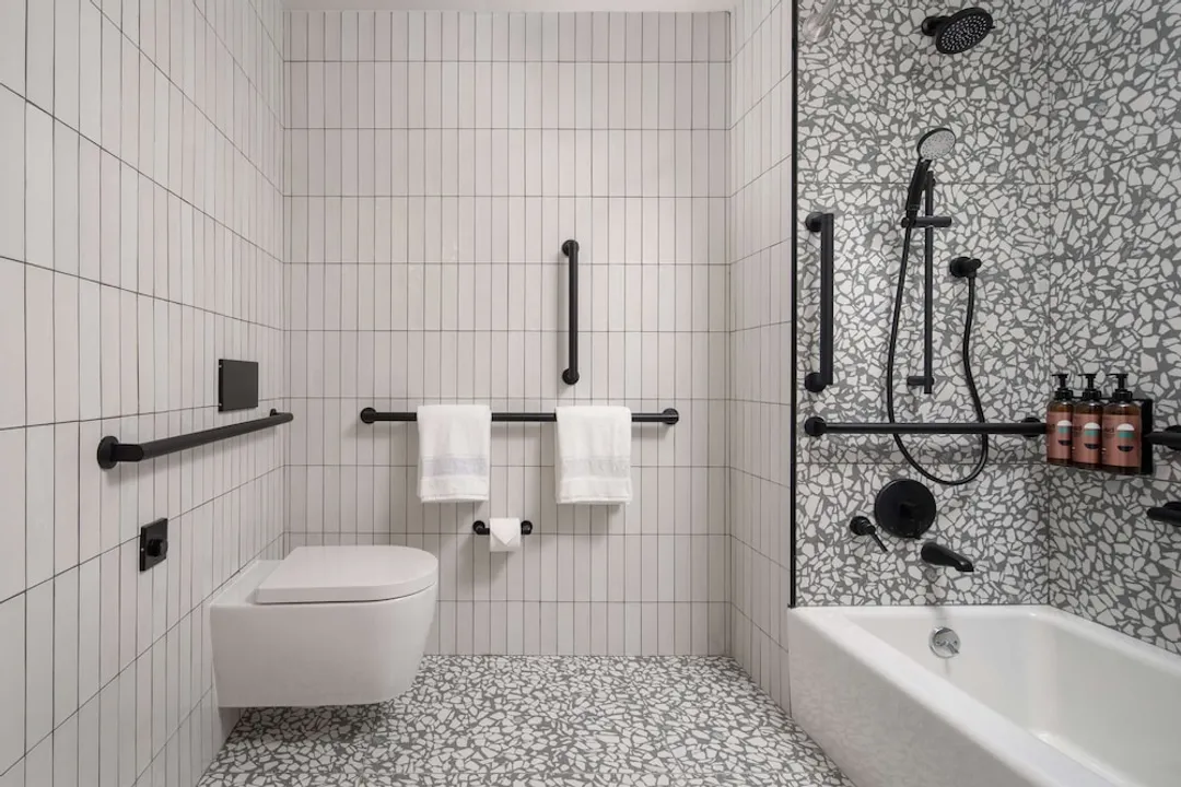 Motto By Hilton New York City Times Square-1 Queen Bed Accessible, Tub, Hearing Impaired-9
