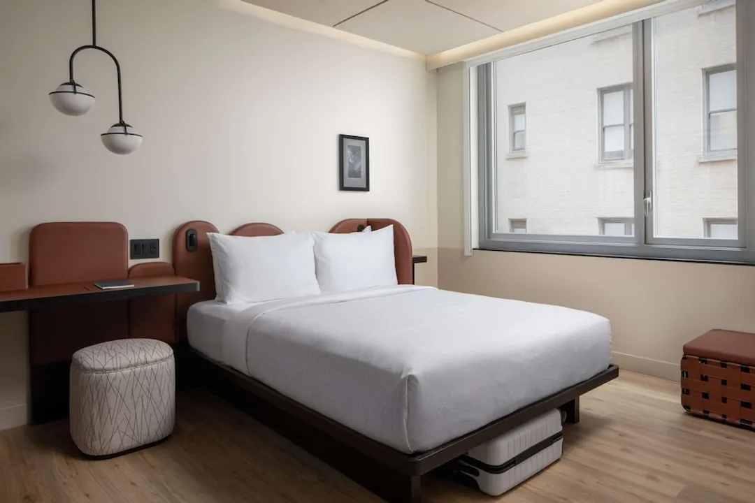 Motto By Hilton New York City Times Square-1 Queen Bed Accessible, Tub, Hearing Impaired-10