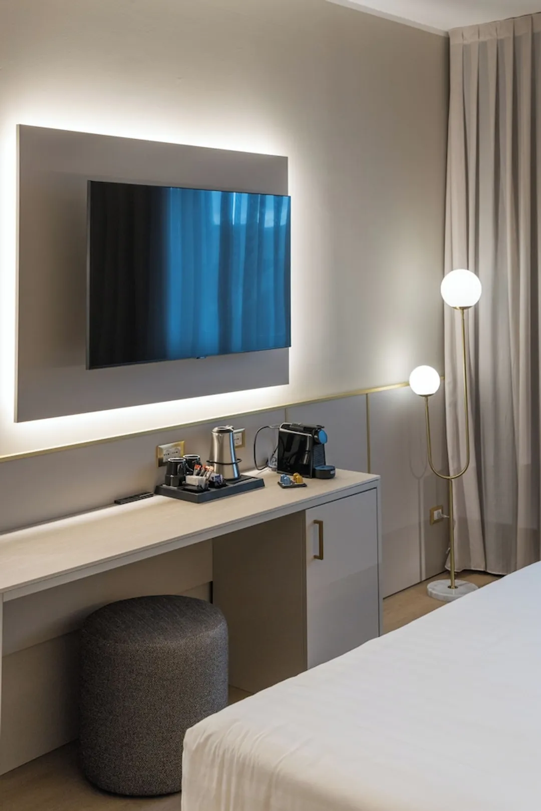 Hotel Nasco-Deluxe Room-3