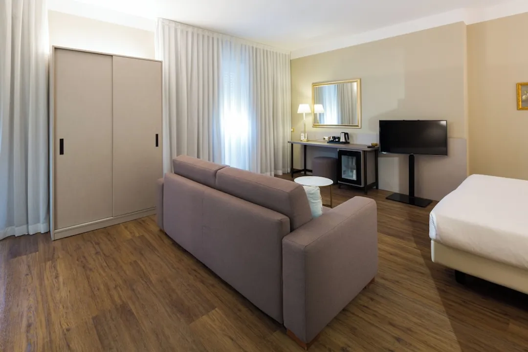 Hotel Nasco-Deluxe Room-7