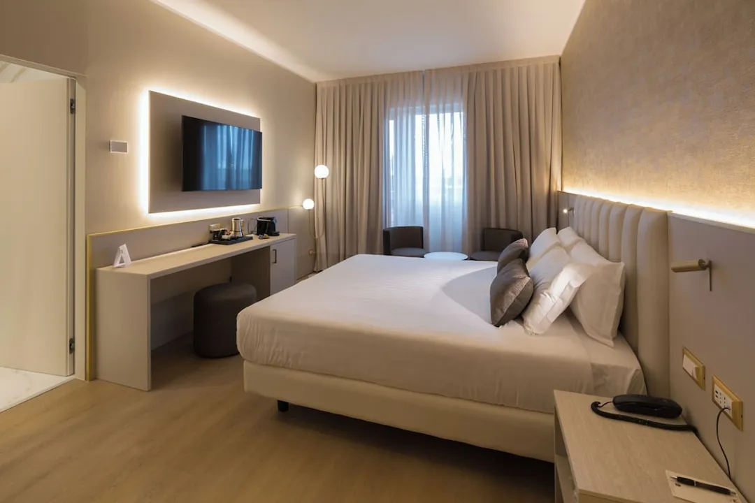 Hotel Nasco-Deluxe Room-1