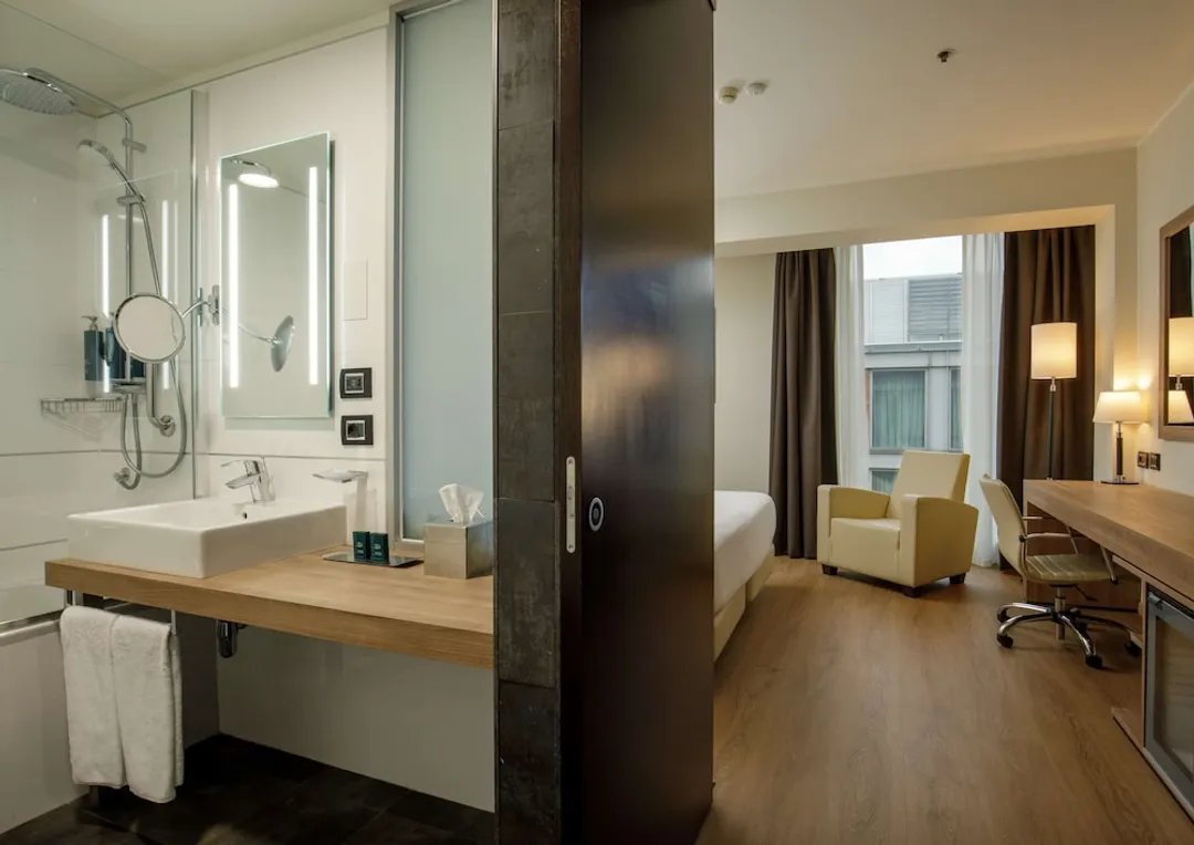 DoubleTree by Hilton Milan-Standard Room, 1 King Bed-4