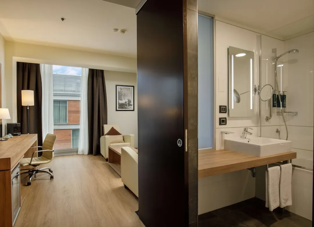 DoubleTree by Hilton Milan-Standard Twin Accessible Room-7