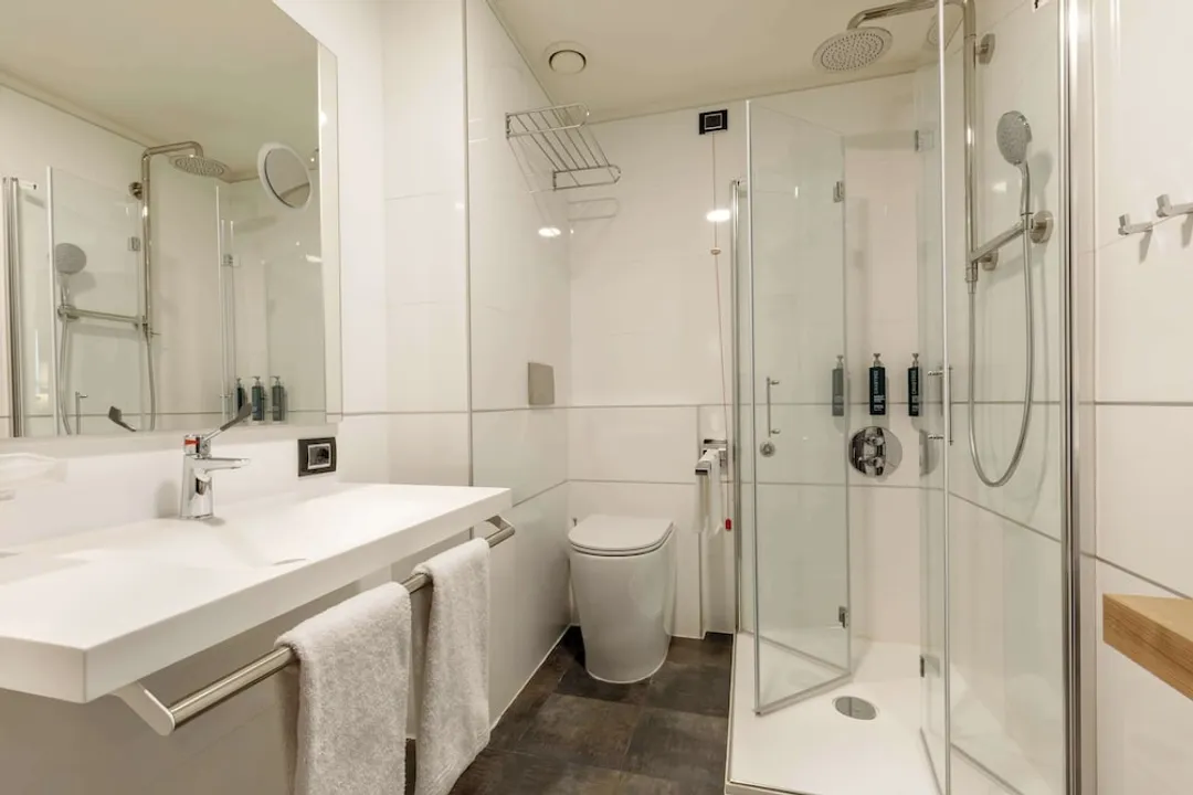 DoubleTree by Hilton Milan-Standard Twin Accessible Room-8