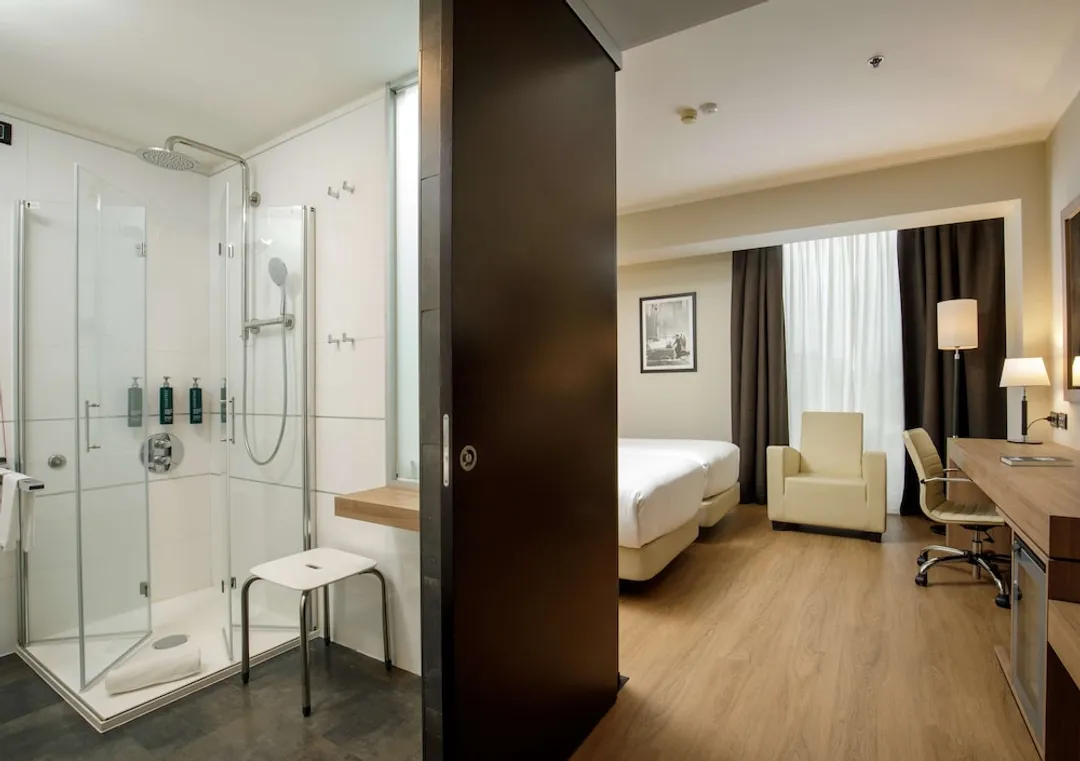 DoubleTree by Hilton Milan-Standard Twin Accessible Room-6