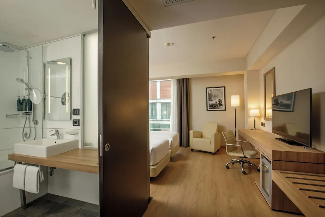 DoubleTree by Hilton Milan-Standard Twin Accessible Room-2
