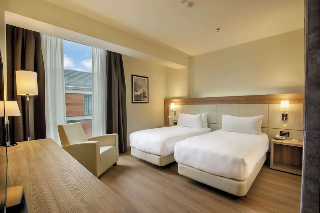 DoubleTree by Hilton Milan-Standard Twin Accessible Room-5