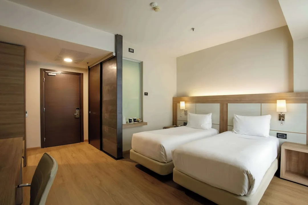 DoubleTree by Hilton Milan-Standard Twin Accessible Room-1