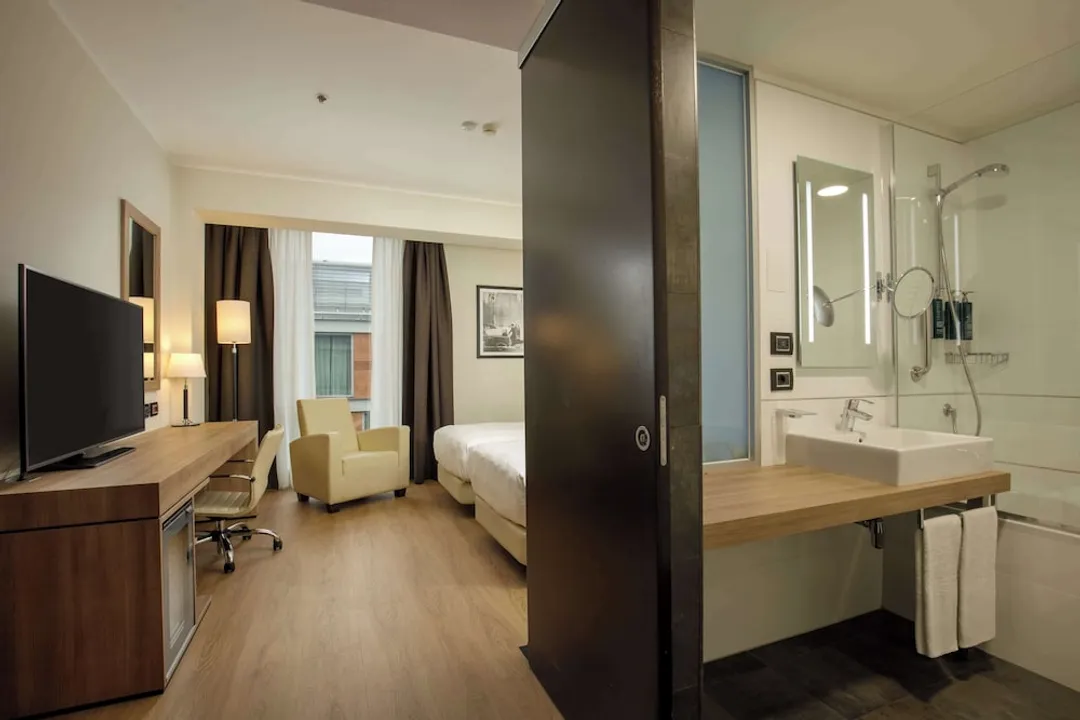 DoubleTree by Hilton Milan-Standard Twin Room-8