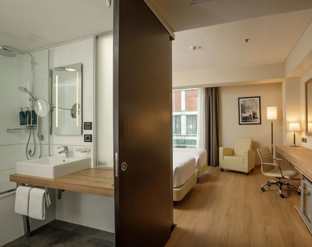 DoubleTree by Hilton Milan-Standard Twin Room-5