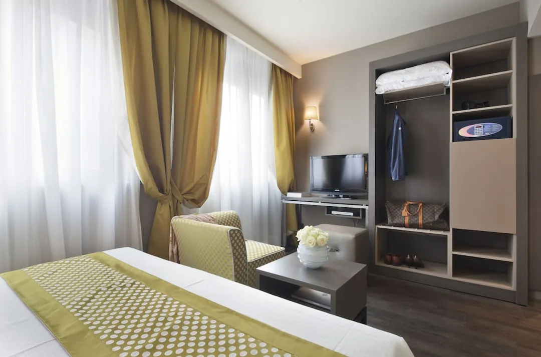 Hotel Mozart-Deluxe Room-1