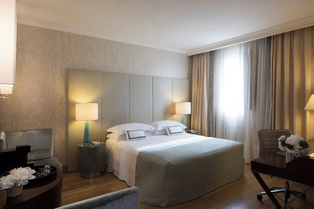 Rosa Grand Milano - Starhotels Collezione-Deluxe Double Room (Duomo View)-5